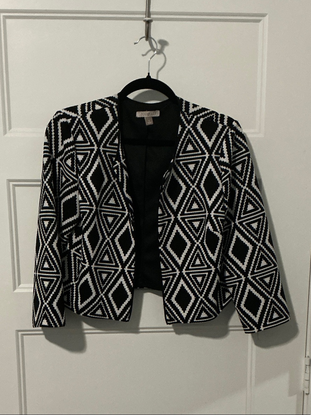 Roz & Ali Black and White Geometric Open-Front Blazer